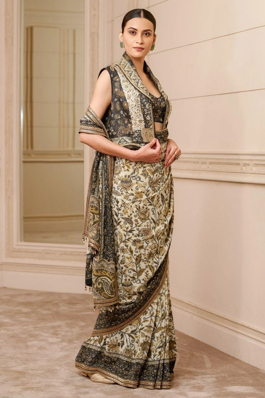 Tarun Tahiliani Ivory & Black Embellished Gilet 3 Tarun Tahiliani Ivory & Black Embellished Gilet - Image 3