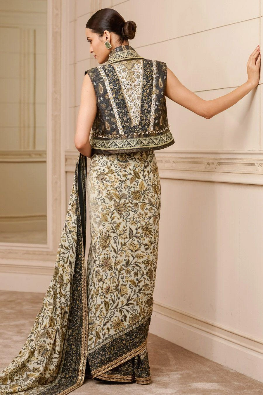 Tarun Tahiliani Ivory & Black Embellished Gilet 4 Tarun Tahiliani Ivory & Black Embellished Gilet - Image 4