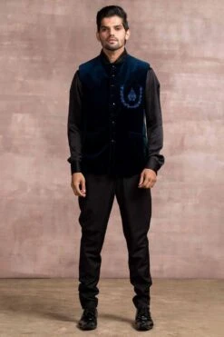 Tarun Tahiliani Men Teal Velvet Bundi Set