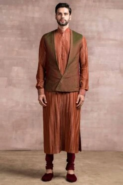 Tarun Tahiliani Men Shot Green Textured Bundi Jacket